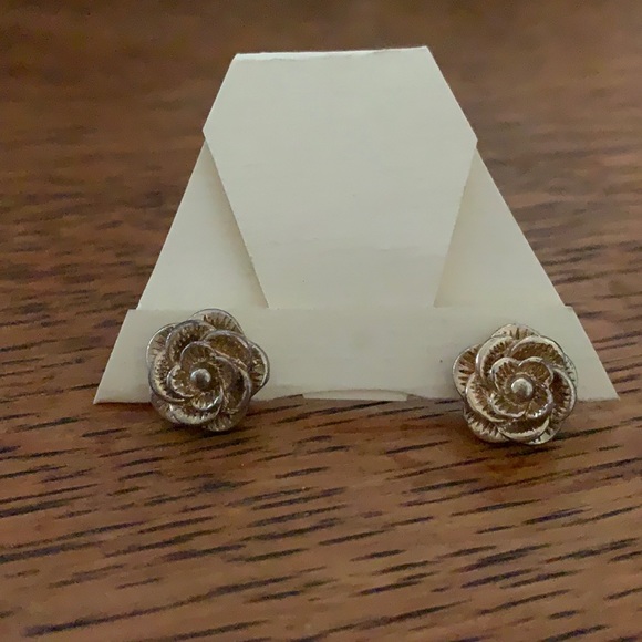 Forever 21 Gold Rose Earring - Picture 1 of 3